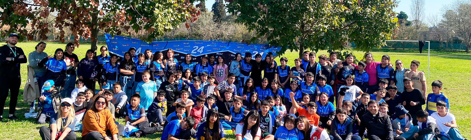 Alumnos en campo de deportes
